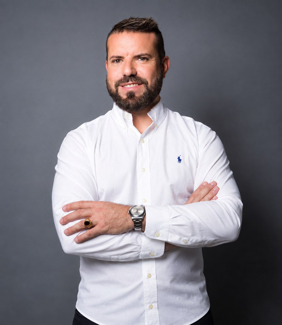 Gerry Grassi in camicia bianca, con le braccia incrociate