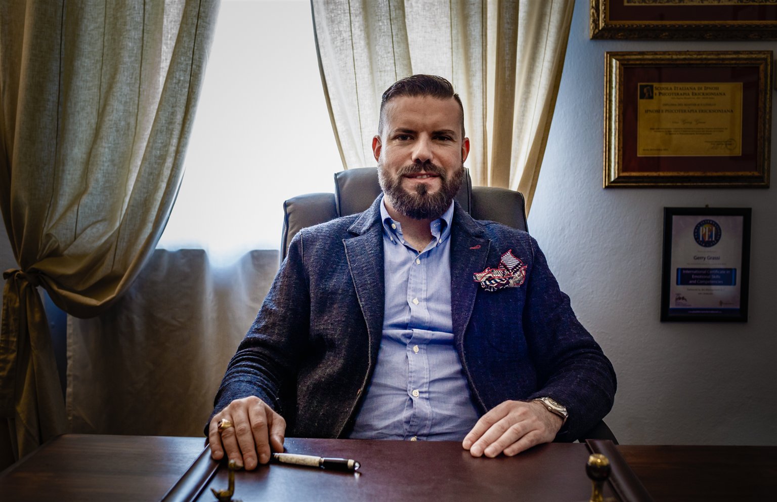 Gerry Grassi alla scrivania nel suo studio